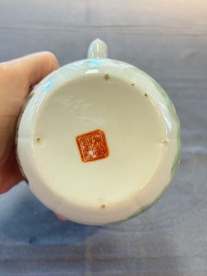 Four Chinese blue, white and famille rose covered teapots, Tongzhi and Hu Mao Ji 胡茂記 mark, Kangxi and later — photo 35