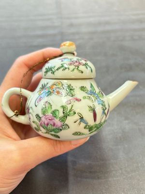 Four Chinese blue, white and famille rose covered teapots, Tongzhi and Hu Mao Ji 胡茂記 mark, Kangxi and later — photo 4