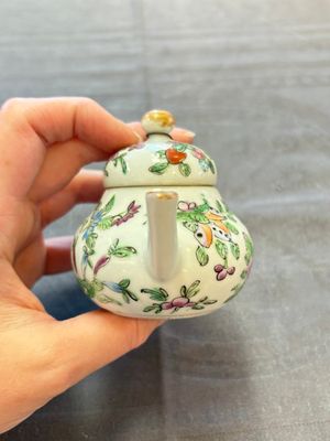 Four Chinese blue, white and famille rose covered teapots, Tongzhi and Hu Mao Ji 胡茂記 mark, Kangxi and later — photo 5