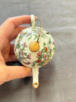 Four Chinese blue, white and famille rose covered teapots, Tongzhi and Hu Mao Ji 胡茂記 mark, Kangxi and later — photo 6
