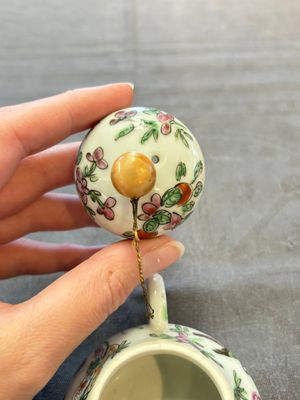 Four Chinese blue, white and famille rose covered teapots, Tongzhi and Hu Mao Ji 胡茂記 mark, Kangxi and later — photo 7