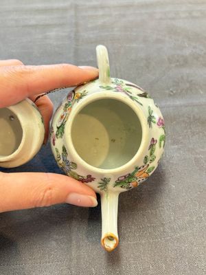 Four Chinese blue, white and famille rose covered teapots, Tongzhi and Hu Mao Ji 胡茂記 mark, Kangxi and later — photo 9