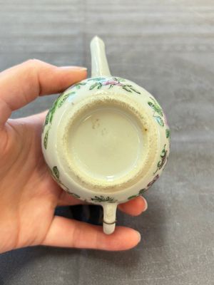 Four Chinese blue, white and famille rose covered teapots, Tongzhi and Hu Mao Ji 胡茂記 mark, Kangxi and later — photo 10