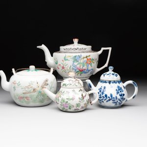 Four Chinese blue, white and famille rose covered teapots, Tongzhi and Hu Mao Ji 胡茂記 mark, Kangxi and later — photo 1