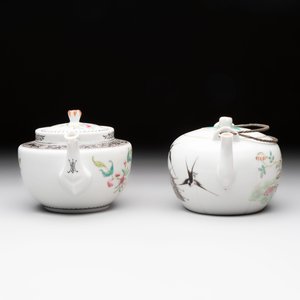 Four Chinese blue, white and famille rose covered teapots, Tongzhi and Hu Mao Ji 胡茂記 mark, Kangxi and later — photo 11