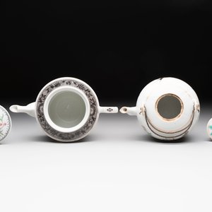 Four Chinese blue, white and famille rose covered teapots, Tongzhi and Hu Mao Ji 胡茂記 mark, Kangxi and later — photo 12