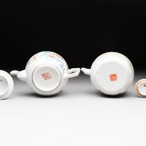 Four Chinese blue, white and famille rose covered teapots, Tongzhi and Hu Mao Ji 胡茂記 mark, Kangxi and later — photo 13