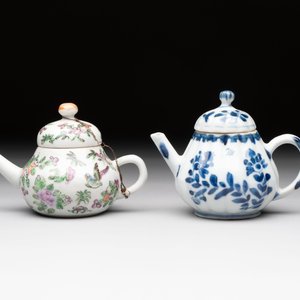 Four Chinese blue, white and famille rose covered teapots, Tongzhi and Hu Mao Ji 胡茂記 mark, Kangxi and later — photo 2