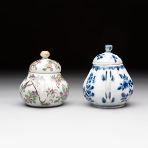 Four Chinese blue, white and famille rose covered teapots, Tongzhi and Hu Mao Ji 胡茂記 mark, Kangxi and later — photo 3
