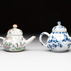 Four Chinese blue, white and famille rose covered teapots, Tongzhi and Hu Mao Ji 胡茂記 mark, Kangxi and later — photo 4
