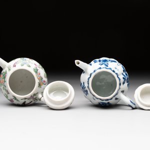 Four Chinese blue, white and famille rose covered teapots, Tongzhi and Hu Mao Ji 胡茂記 mark, Kangxi and later — photo 6