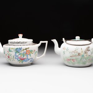 Four Chinese blue, white and famille rose covered teapots, Tongzhi and Hu Mao Ji 胡茂記 mark, Kangxi and later — photo 8