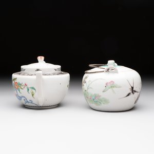 Four Chinese blue, white and famille rose covered teapots, Tongzhi and Hu Mao Ji 胡茂記 mark, Kangxi and later — photo 9