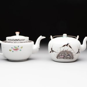 Four Chinese blue, white and famille rose covered teapots, Tongzhi and Hu Mao Ji 胡茂記 mark, Kangxi and later — photo 10