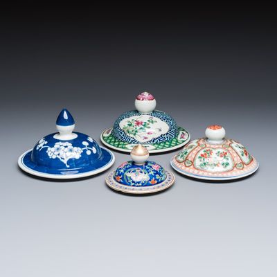 Four Chinese blue, white and famille rose covers, 19/20th C.