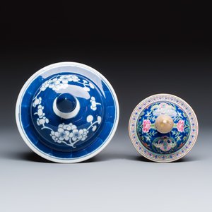 Four Chinese blue, white and famille rose covers — foto 4