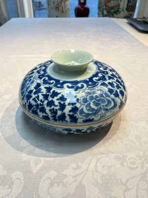 Four Chinese blue, white and famille rose tazzas and a covered spice bowl with bats design, 19th C. — 照片 1