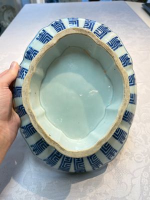 Four Chinese blue, white and famille rose tazzas and a covered spice bowl with bats design, 19th C. — 照片 11