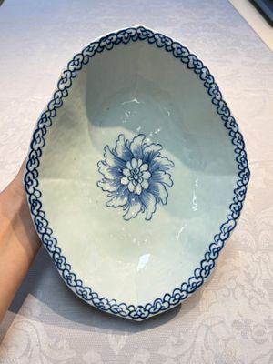 Four Chinese blue, white and famille rose tazzas and a covered spice bowl with bats design, 19th C. — 照片 12