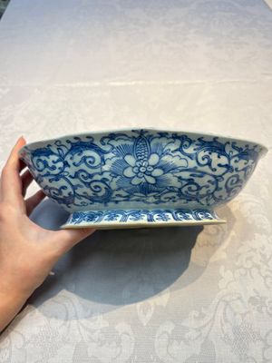 Four Chinese blue, white and famille rose tazzas and a covered spice bowl with bats design, 19th C. — 照片 13