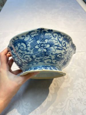 Four Chinese blue, white and famille rose tazzas and a covered spice bowl with bats design, 19th C. — 照片 14