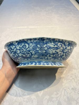 Four Chinese blue, white and famille rose tazzas and a covered spice bowl with bats design, 19th C. — 照片 15