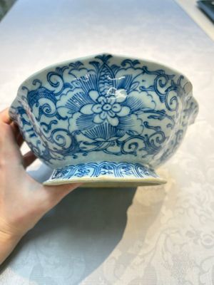 Four Chinese blue, white and famille rose tazzas and a covered spice bowl with bats design, 19th C. — 照片 16