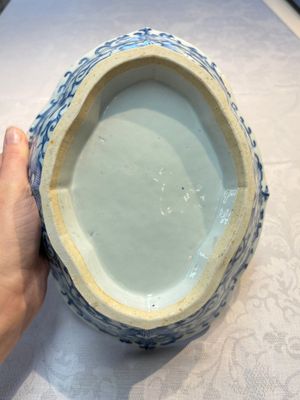 Four Chinese blue, white and famille rose tazzas and a covered spice bowl with bats design, 19th C. — 照片 17