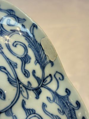 Four Chinese blue, white and famille rose tazzas and a covered spice bowl with bats design, 19th C. — 照片 18