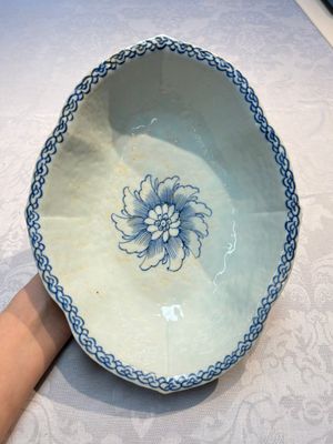 Four Chinese blue, white and famille rose tazzas and a covered spice bowl with bats design, 19th C. — 照片 19
