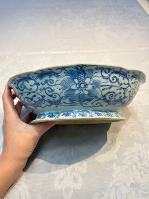 Four Chinese blue, white and famille rose tazzas and a covered spice bowl with bats design, 19th C. — 照片 20