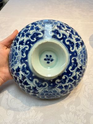 Four Chinese blue, white and famille rose tazzas and a covered spice bowl with bats design, 19th C. — 照片 2