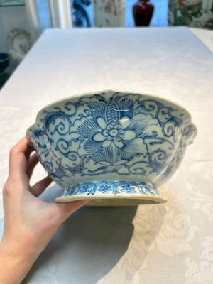 Four Chinese blue, white and famille rose tazzas and a covered spice bowl with bats design, 19th C. — 照片 21
