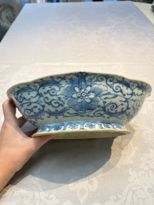 Four Chinese blue, white and famille rose tazzas and a covered spice bowl with bats design, 19th C. — 照片 22