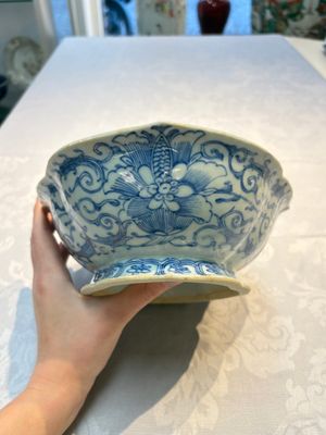 Four Chinese blue, white and famille rose tazzas and a covered spice bowl with bats design, 19th C. — 照片 23