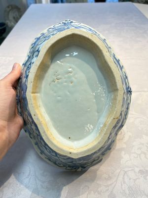 Four Chinese blue, white and famille rose tazzas and a covered spice bowl with bats design, 19th C. — 照片 24