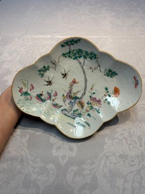Four Chinese blue, white and famille rose tazzas and a covered spice bowl with bats design, 19th C. — 照片 25