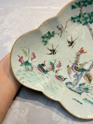 Four Chinese blue, white and famille rose tazzas and a covered spice bowl with bats design, 19th C. — 照片 26