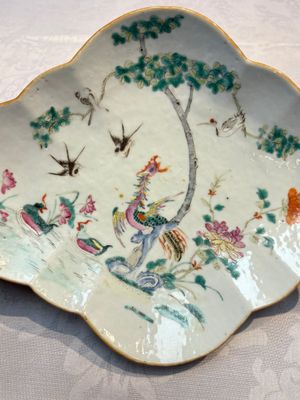 Four Chinese blue, white and famille rose tazzas and a covered spice bowl with bats design, 19th C. — 照片 27