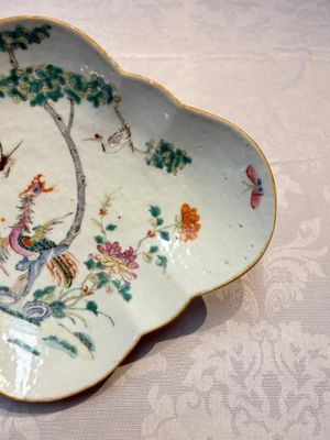 Four Chinese blue, white and famille rose tazzas and a covered spice bowl with bats design, 19th C. — 照片 28