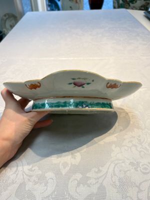 Four Chinese blue, white and famille rose tazzas and a covered spice bowl with bats design, 19th C. — 照片 29