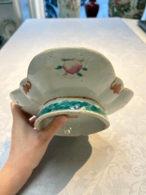 Four Chinese blue, white and famille rose tazzas and a covered spice bowl with bats design, 19th C. — 照片 30