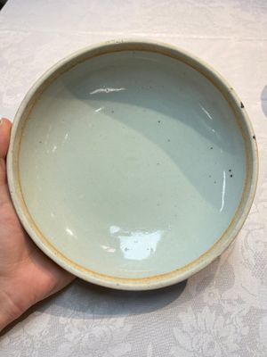 Four Chinese blue, white and famille rose tazzas and a covered spice bowl with bats design, 19th C. — 照片 3