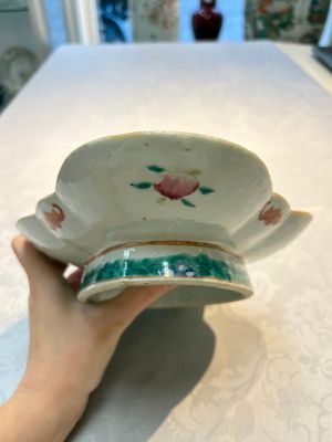 Four Chinese blue, white and famille rose tazzas and a covered spice bowl with bats design, 19th C. — 照片 32