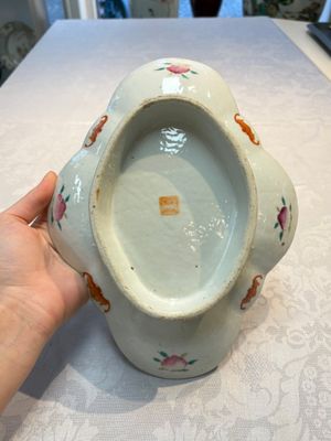 Four Chinese blue, white and famille rose tazzas and a covered spice bowl with bats design, 19th C. — 照片 33