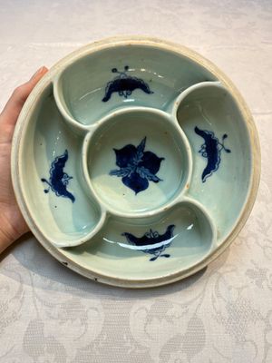 Four Chinese blue, white and famille rose tazzas and a covered spice bowl with bats design, 19th C. — 照片 4
