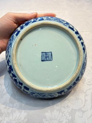 Four Chinese blue, white and famille rose tazzas and a covered spice bowl with bats design, 19th C. — 照片 5
