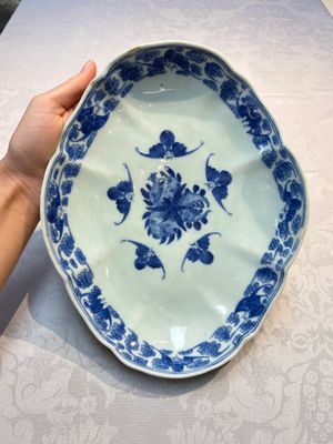 Four Chinese blue, white and famille rose tazzas and a covered spice bowl with bats design, 19th C. — 照片 6