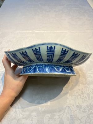 Four Chinese blue, white and famille rose tazzas and a covered spice bowl with bats design, 19th C. — 照片 7