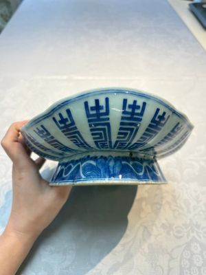 Four Chinese blue, white and famille rose tazzas and a covered spice bowl with bats design, 19th C. — 照片 8